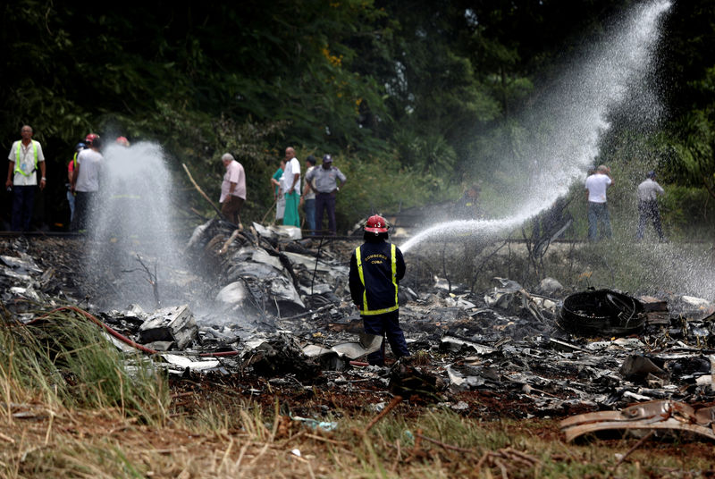 © Reuters. Bombeiro trabalha em local de queda de Boeing 737 na região cubana de Boyeros
