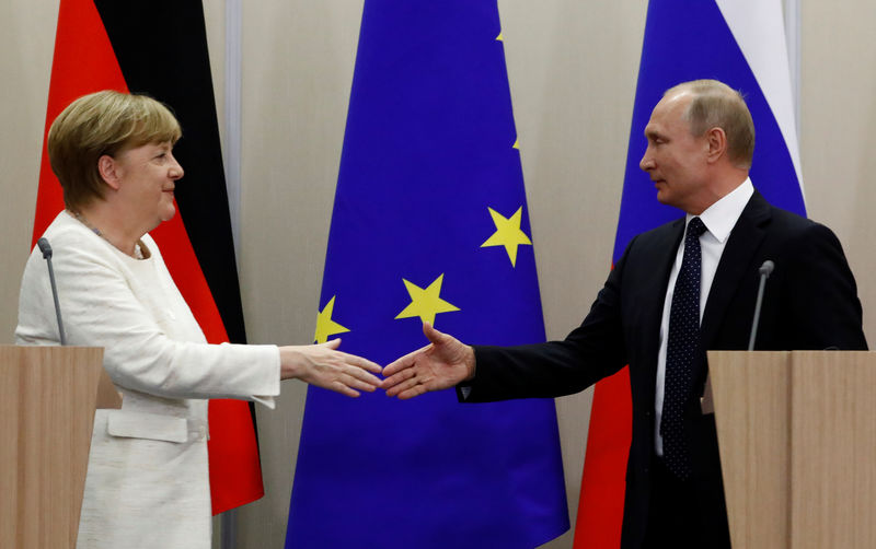 © Reuters. Putin cumprimenta Merkel em Sochi