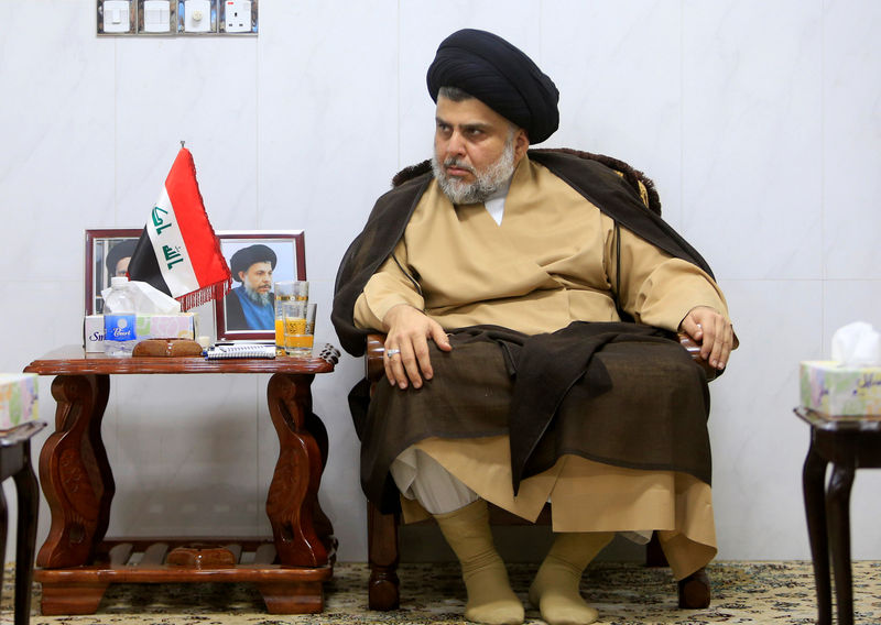 © Reuters. Moqtada al-Sadr en una reunión con representantes de otros países musulmanes, en Najaf