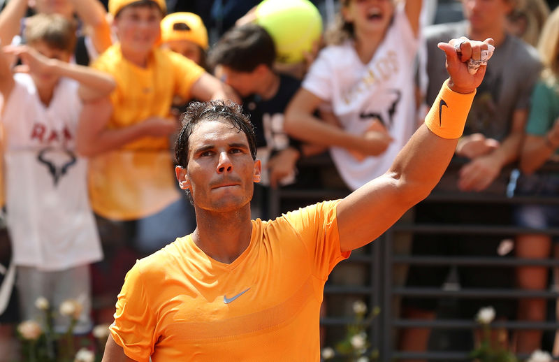 © Reuters. El tenista español Rafael Nadal celebra después de ganar su partido de cuartos de final contra el italiano Fabio Fognini