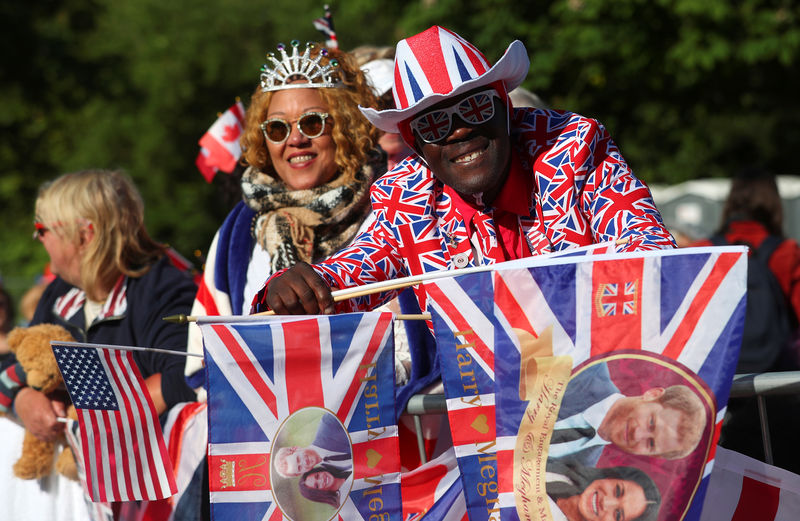 © Reuters. محبو الأسرة المالكة في بريطانيا في سعادة غامرة بقرب الزفاف الملكي
