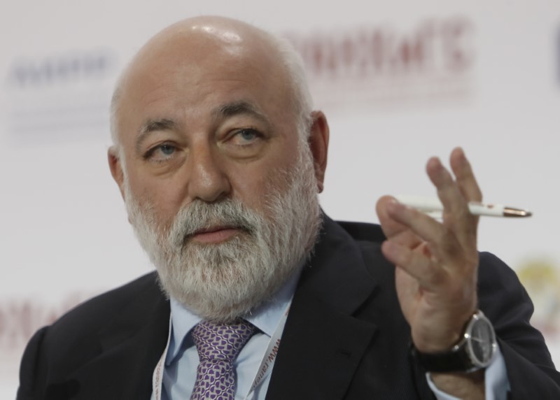 © Reuters. FILE PHOTO: Chairman of the Board of Directors of Renova Group Viktor Vekselberg speaks during a session of the Gaidar Forum 2018 "Russia and the World: values and virtues" in Moscow