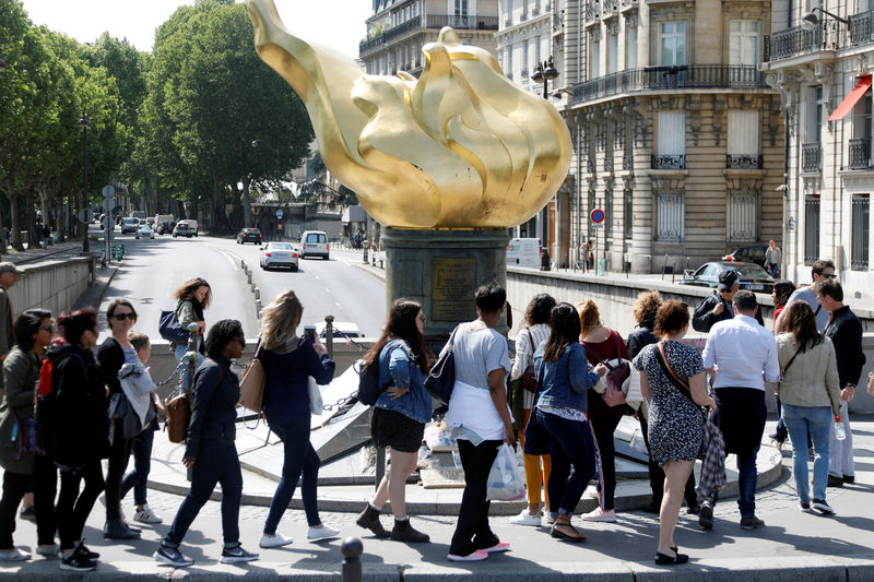 © Reuters. تهاني للأمير هاري عند نصب تذكاري لديانا في باريس