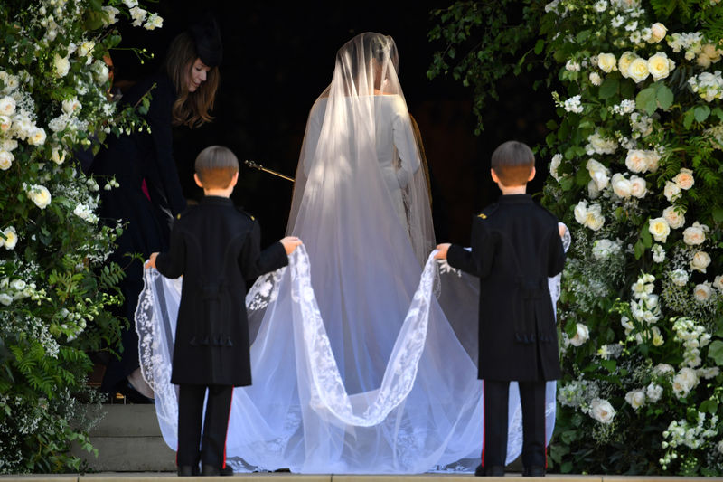 © Reuters. La actriz Meghan Markle llega a la ceremonia nupcial en la capilla de San Jorge en el castillo de Windsor, Inglaterra.