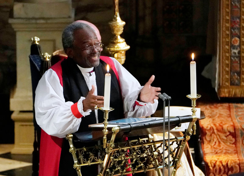 © Reuters. El obispo Michael Curry, primado de la Iglesia Episcopal, ofrece un sermón durante la boda del príncipe Enrique y la actriz Meghan Markle en la capilla San Jorge del Palacio de Windsor, en Inglaterra.