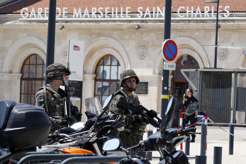 © Reuters. السلطات الفرنسية تخلي محطة مارسيليا لفترة وجيزة واعتقال رجل
