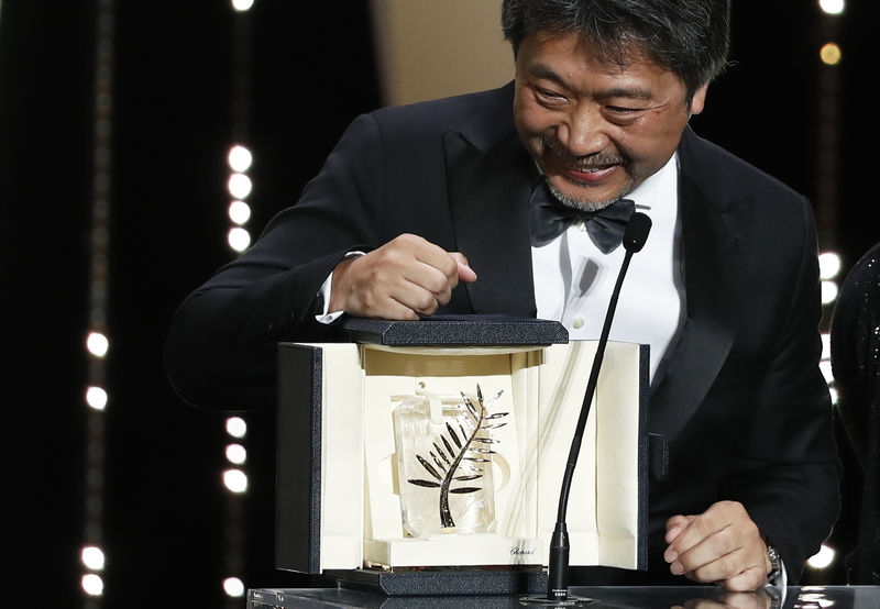 © Reuters. الفيلم الياباني (شوب ليفترز) يفوز بجائزة السعفة الذهبية لأفضل فيلم في مهرجان كان