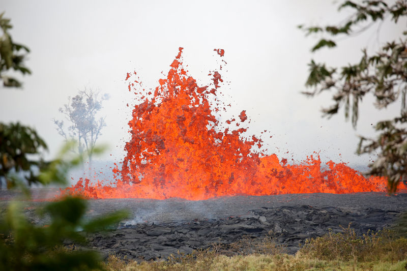 © Reuters. Lava erupts on the outskirts of Pahoa
