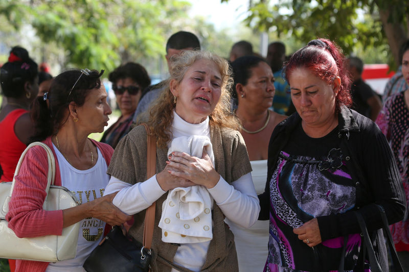 © Reuters. Familiares de la víctimas de la tragedia del Boeing 737 en La Habana reaccionan tras dejar el Instituto Médico Legal de La Habana.