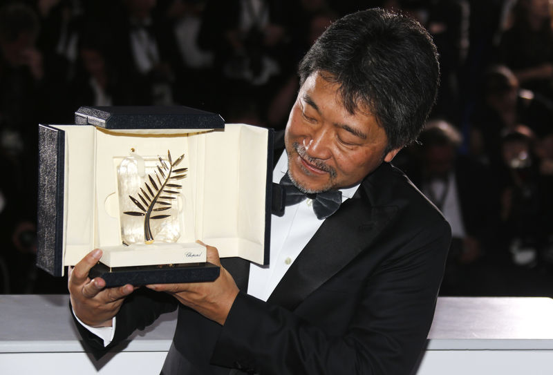 © Reuters. El cineasta japonés Hirokazu Kore-eda posa para los fotógrafos con la Palma de Oro obtenida por su película "Shoplifters".