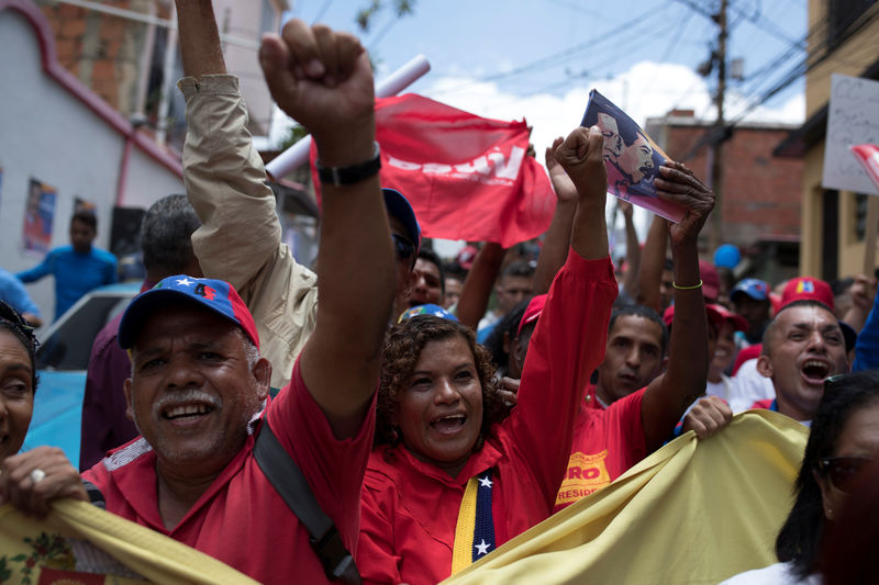 © Reuters. Partidarios del presidente Nicolás Maduro gritan durante un acto de campaña en Caracas. Imagen de archivo