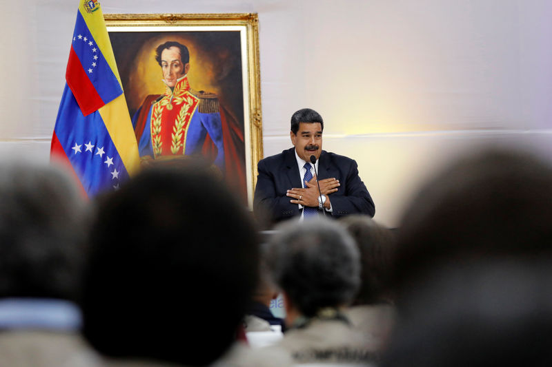 © Reuters. El presidente Nicolás Maduro saluda a observadores internacionales en el Palacio de Miraflores en Caracas. Imagen de archivo