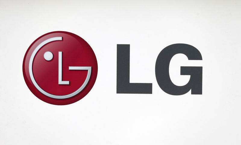 © Reuters. FILE PHOTO - LG Electronics' company logo is seen at a shop in central Seoul