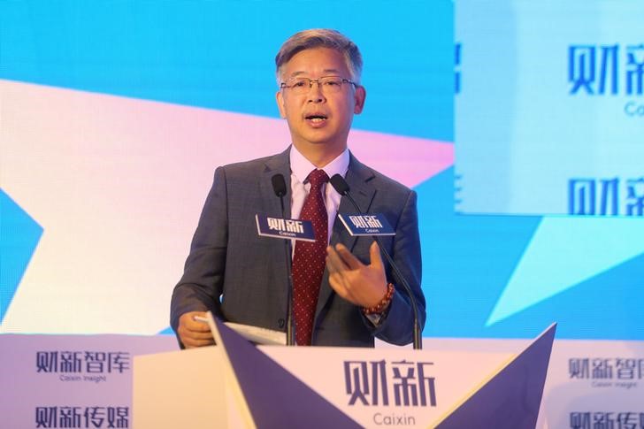 © Reuters. FILE PHOTO: Huang Yiping, Peking University professor and China's central bank policy adviser, speaks at the financial forum Caixin Summit in Beijing