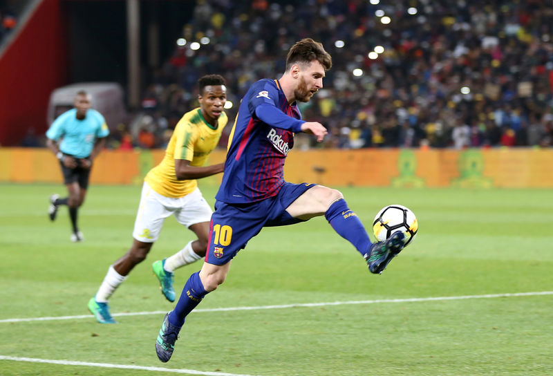 © Reuters. En la imagen, Lionel Messi controla el balón durante un partido amistoso jugado por el Barcelona en Sudáfrica esta semana.