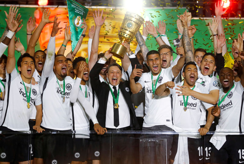 © Reuters. El entrenador del Eintracht Frankfurt, Niko Kovac,  y sus jugadores celebran con el trofeo después de ganar la Copa de Alemania.