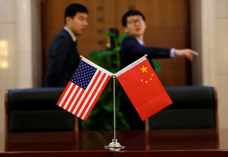 © Reuters. Banderas de China y EEUU durante una ceremonia entre mandatarios de los dos países en Beijing