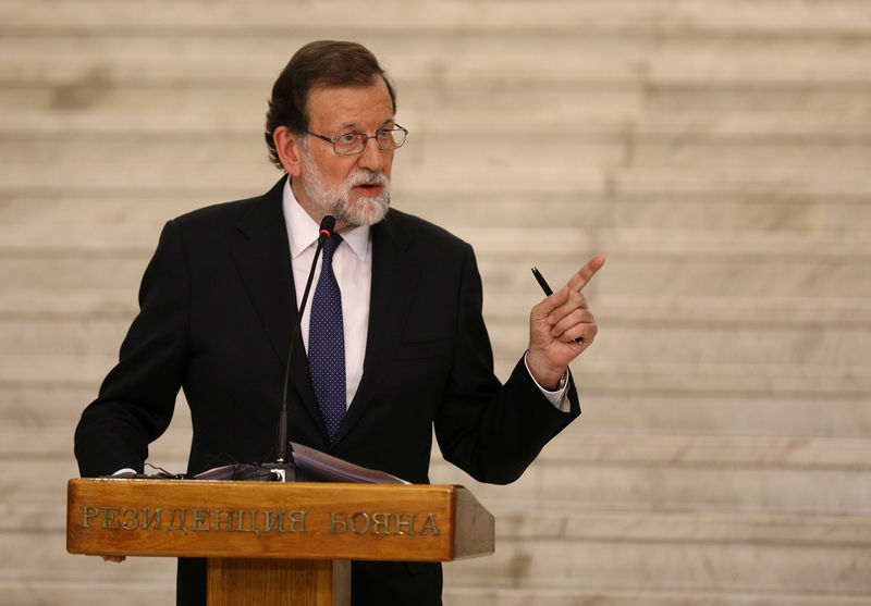 © Reuters. صحيفة: إسبانيا تبقي على سيطرتها على قطالونيا