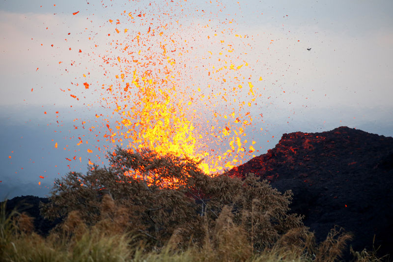 © Reuters. هاواي تعلن عن أول إصابة بالغة بسبب بركان كيلاويا