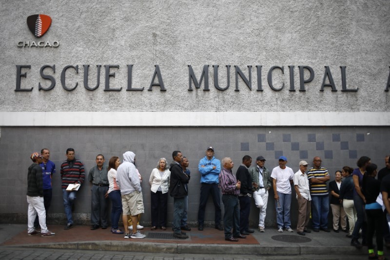 © Reuters. Ciudadanos venezolanos esperan para votar durante las elecciones presidenciales en Caracas