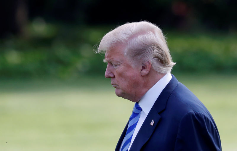 © Reuters. U.S. President Donald Trump walks to Marine One to depart for Walter Reed National Military Medical Center from the South Lawn of the White House