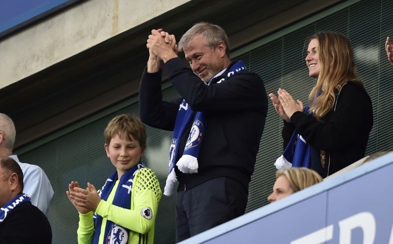 © Reuters. Chelsea owner Roman Abramovich applauds fans after winning the Premier League