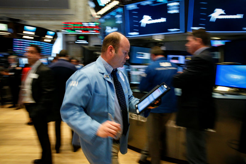 © Reuters. Traders work on the floor of the NYSE in New York