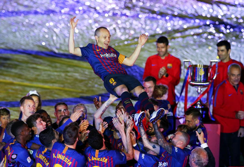 © Reuters. El Barça se despide de Iniesta después de vencer 1-0 a la Real Sociedad