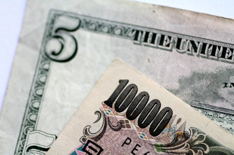 © Reuters. FILE PHOTO: Illustration photo of U.S. Dollar and Japan Yen notes