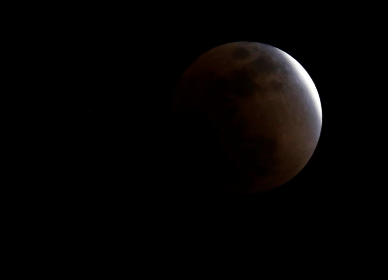 © Reuters. الصين تطلق قمرا صناعيا لاستكشاف الجانب المظلم من القمر