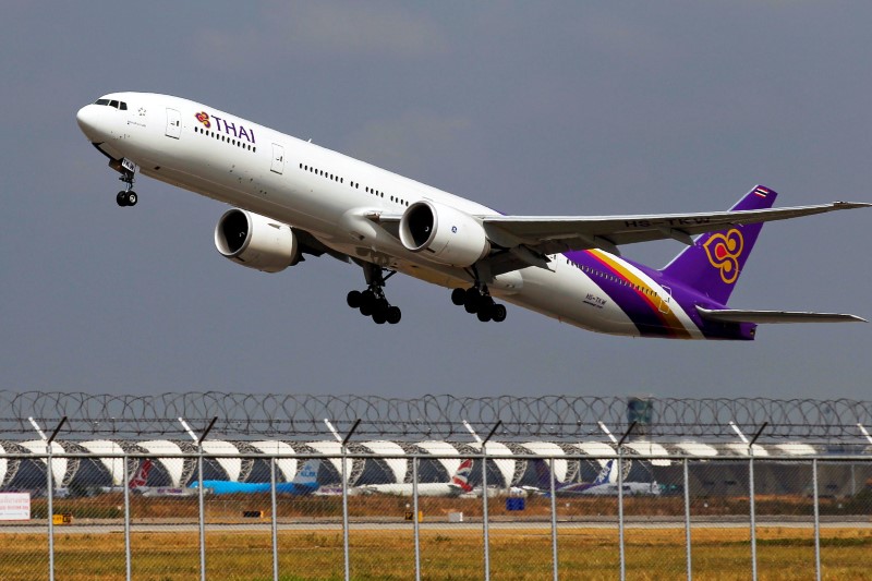 © Reuters. A Thai Airways Boeing 777-300ER plane takes off from Bangkok's Suvarnabhumi Airport