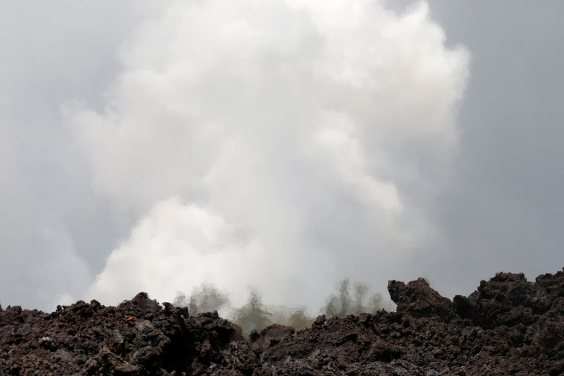 © Reuters. سكان هاواي في خطر جديد مع وصول الحمم البركانية للمحيط