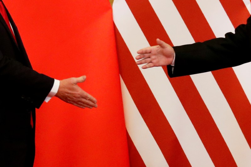 © Reuters. FILE PHOTO: U.S. President Donald Trump and China's President Xi Jinping shake hands in Beijing