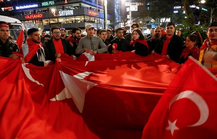© Reuters. People of the Turkish community living in Germany celebrate on Kurfuerstendamm boulevard on the outcome of Turkey's referendum on the constitution, in Berlin