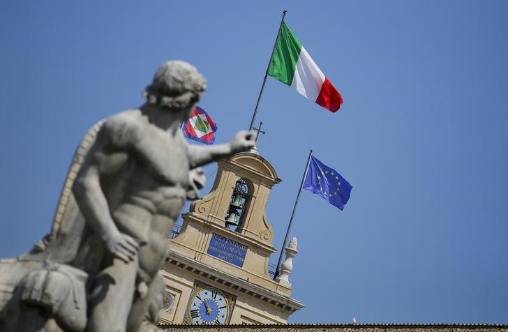 © Reuters. The Italian national flag flutters atop of the Quirinale presidential palace in Rome