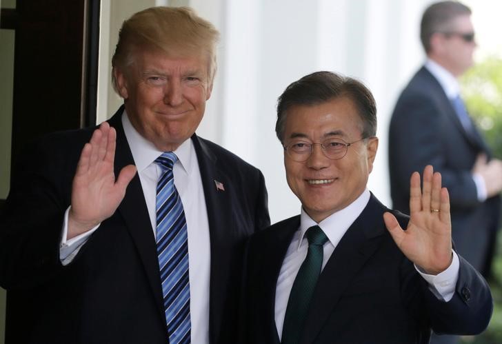 © Reuters. FILE PHOTO: U.S. President Trump welcomes South Korean President Moon Jae-in at the White House in Washington