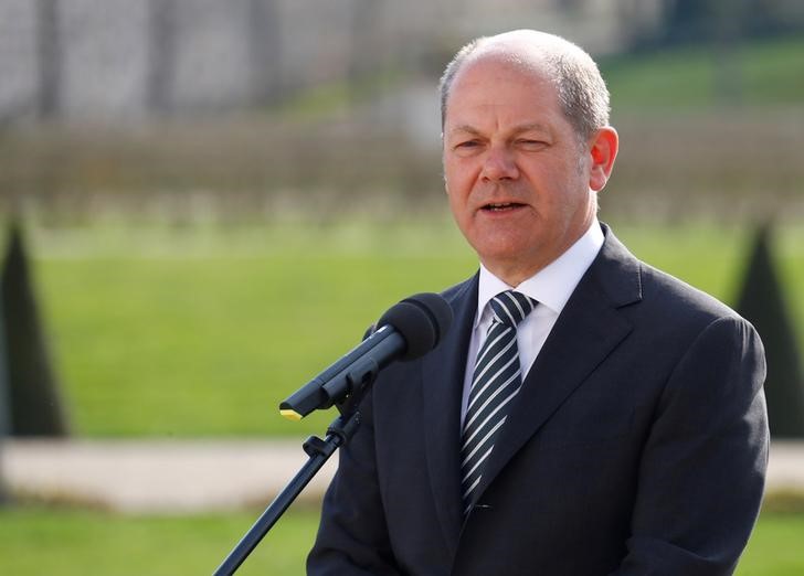 © Reuters. FILE PHOTO: German Finance Minister Olaf Scholz talks to the media in Meseberg, Germany