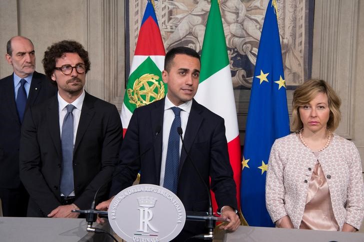 © Reuters. Anti-establishment 5-Star Movement leader Luigi Di Maio speaks to the media during the second day of consultations with the Italian President Sergio Mattarella at the Quirinal Palace in Rome