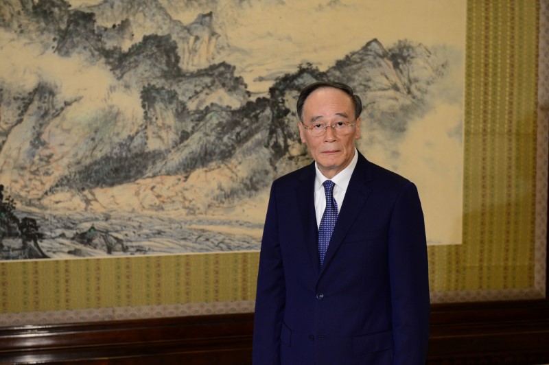 © Reuters. Chinese Vice President Wang Qishan is seen before a meeting with Philippine Foreign Affairs Secretary Alan Peter Cayetano at the Zhongnanhai Leadership Compound in Beijing