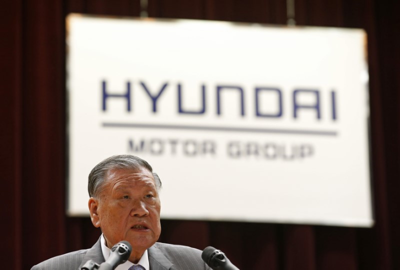 © Reuters. Hyundai Motor Group Chairman Chung Mong-koo speaks at the company's new year ceremony in Seoul