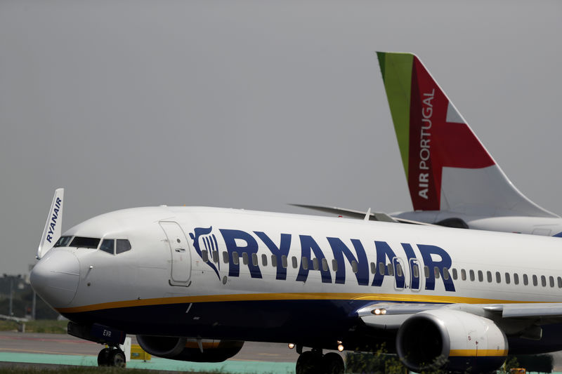 © Reuters. TAP and Ryanair planes are seen at Lisbon's airport