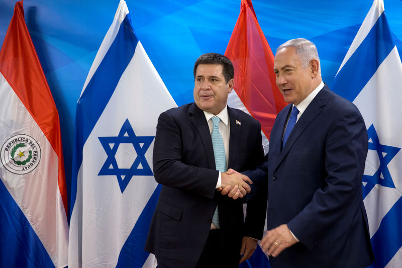 © Reuters. Presidente paraguaio, Horacio Cartes, e premiê israelenese, Benjamin Netanyahu