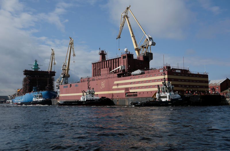 © Reuters. The floating nuclear power plant "Akademik Lomonosov" is seen being towed to Murmansk for nuclear fuel loading, in St. Petersburg