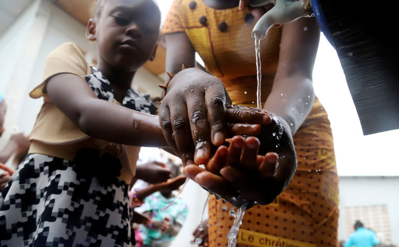 © Reuters. Criança congolesa lava a mão em medida de prevenção contra Ebola em Mbandaka