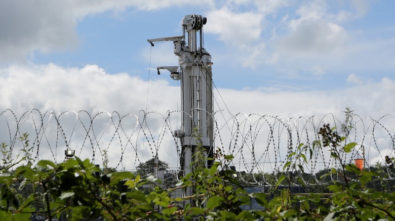 © Reuters. FILE PHOTO: The Cuadrilla drilling site is seen in Balcombe