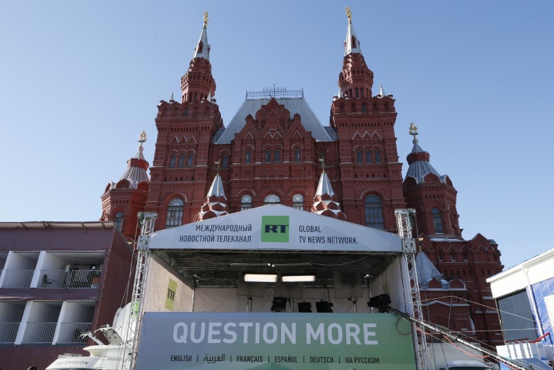© Reuters. Логотип телеканала RT на сцене перед зданием Государственного исторического музея на Красной площади в Москве