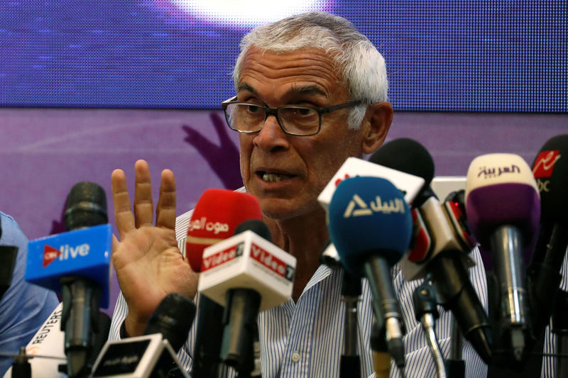 © Reuters. Egypt's national football team's head coach Hector Cuper speaks during a news conference at the Egyptian Federation about his team's preparations for the 2018 FIFA World Cup, in Cairo