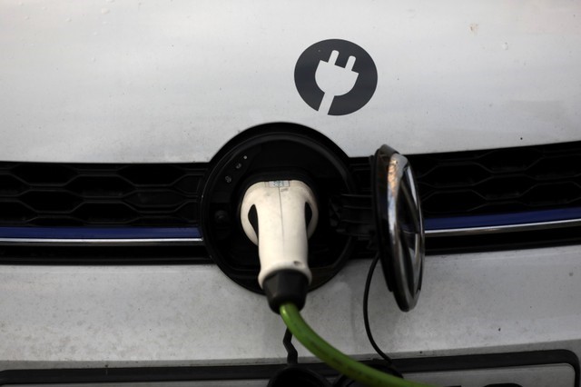 © Reuters. FILE PHOTO: A car is plugged in at a charging point for electric vehicles in London