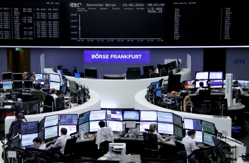 © Reuters. أسهم أوروبا تصعد مع انحسار المخاوف من حرب تجارية لكن الأسهم الايطالية تهبط