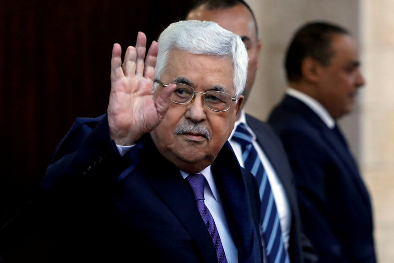 © Reuters. FILE PHOTO - Palestinian President Mahmoud Abbas waves in Ramallah, in the occupied West Bank